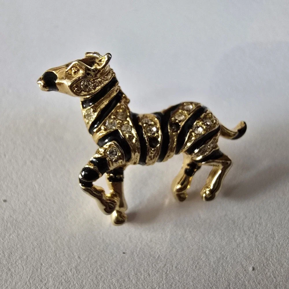 Unsigned Gold Tone Running Zebra Lapel Pin Missing Rhinestone Vintage‎